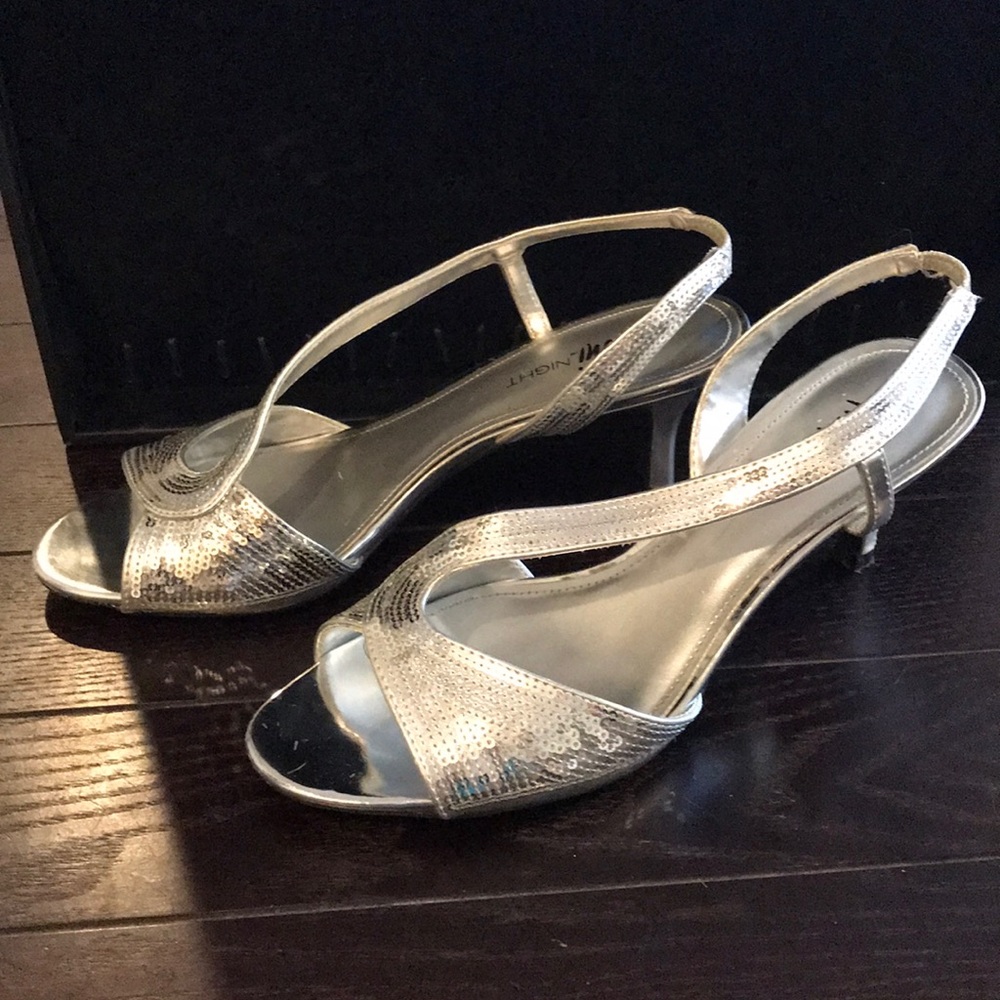 🌸Silver Sequin Heels - Picture 2 of 8